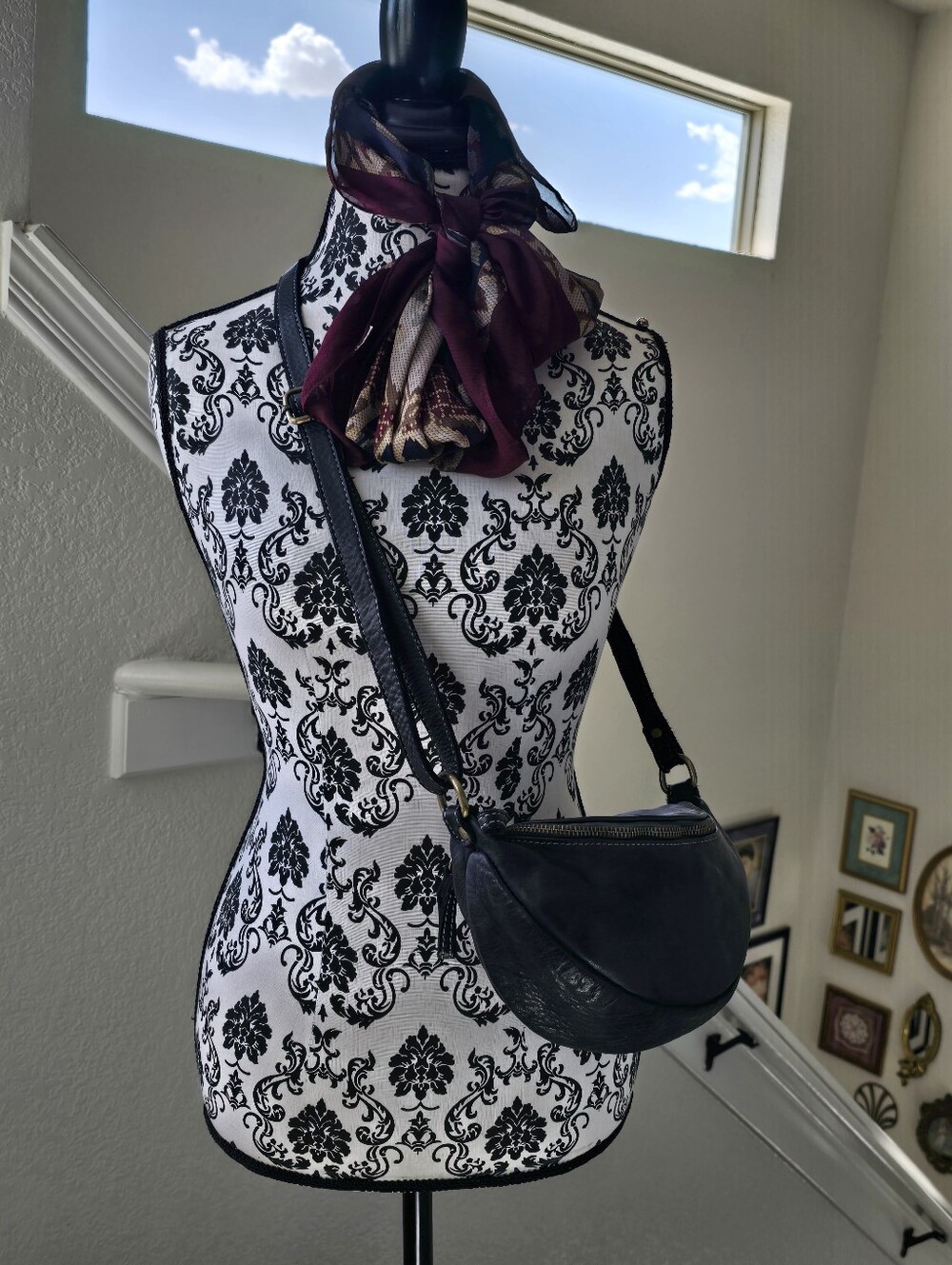 Bolsa Nova Avery (Free People) Black Leather Crescent Shoulder/ Crossbody Bag - Picture 9 of 11